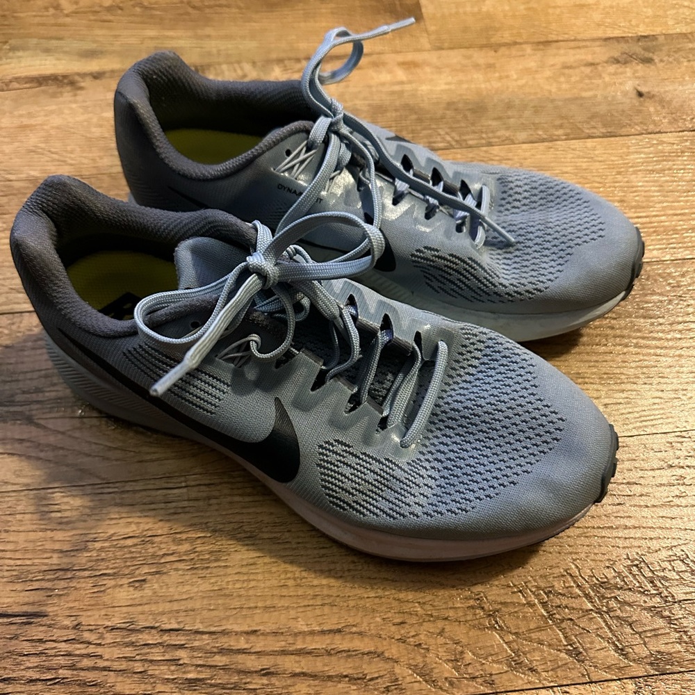 Women’s Nike Soom Structure 21 sneakers- Gray, Size 8